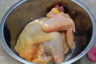 坤博砂锅烤鸡的做法步骤：1
