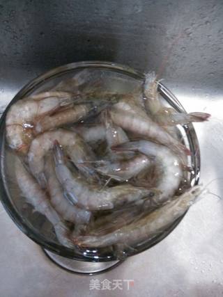 白葡萄酒烹虾的做法步骤：2