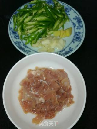 尖椒肉片的做法步骤：1