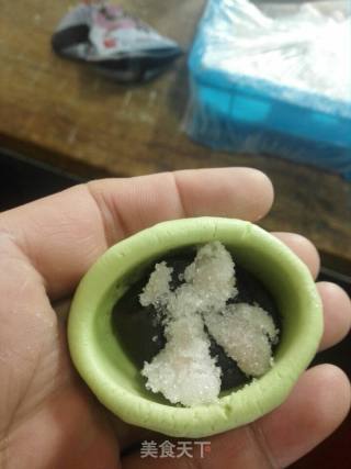 青团子材料配方：糯米粉3包（一包500克），粘米粉1包（一包500克），绵白糖500克，青汁100的做法步骤：4