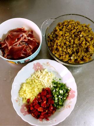 酸豇豆炒鸭胗的做法步骤：1
