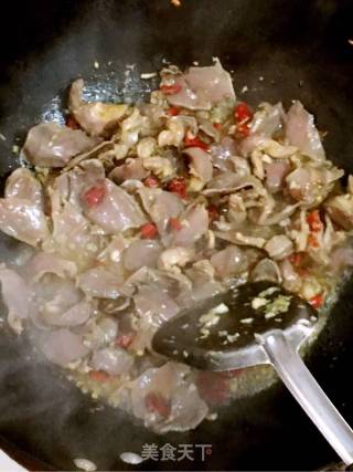 酸豇豆炒鸭胗的做法步骤：4