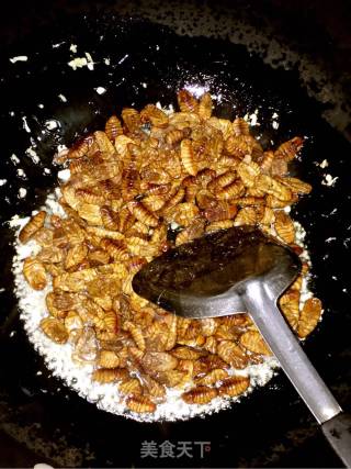 油爆蚕蛹的做法步骤：3