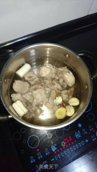 简版酸菜炖排骨的做法步骤：1