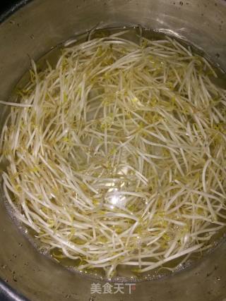 豆芽素炒饼的做法步骤：1