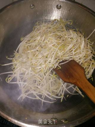 豆芽素炒饼的做法步骤：4