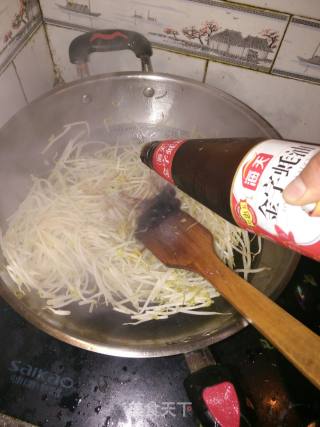 豆芽素炒饼的做法步骤：5