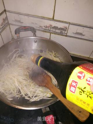 豆芽素炒饼的做法步骤：6