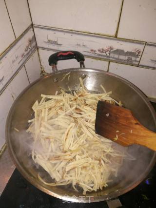 豆芽素炒饼的做法步骤：8