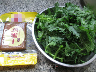 鸡蛋干炒茼蒿的做法步骤：1
