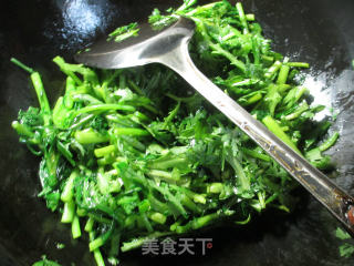 鸡蛋干炒茼蒿的做法步骤：3