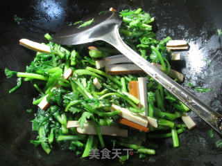 鸡蛋干炒茼蒿的做法步骤：4