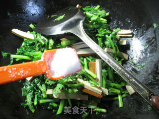 鸡蛋干炒茼蒿的做法步骤：5