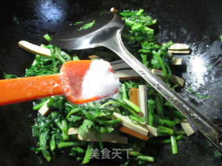 鸡蛋干炒茼蒿的做法步骤：6