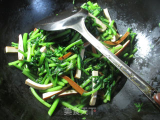 鸡蛋干炒茼蒿的做法步骤：7