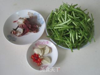 腊肉炒泥蒿的做法步骤：2
