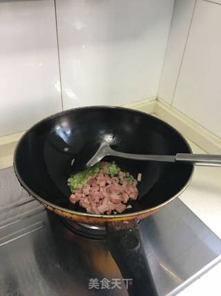 回头炒菜椒的做法步骤：3