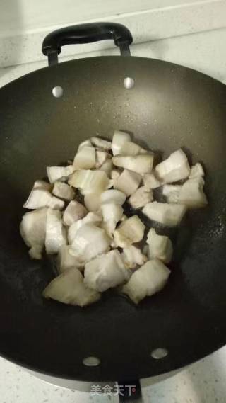 九吉公红烧肉的做法步骤：1