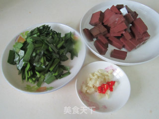韭菜炒鸭血的做法步骤：1