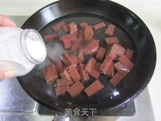 韭菜炒鸭血的做法步骤：2