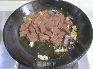 韭菜炒鸭血的做法步骤：4