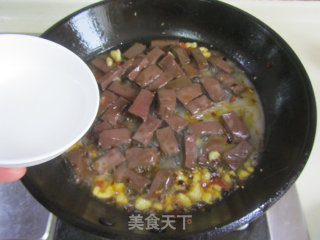 韭菜炒鸭血的做法步骤：5