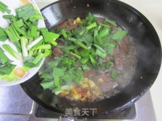 韭菜炒鸭血的做法步骤：6