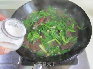 韭菜炒鸭血的做法步骤：7