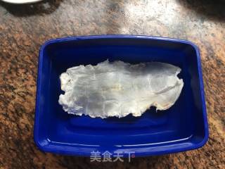 护肤神器之牛奶炖花胶的做法步骤：1