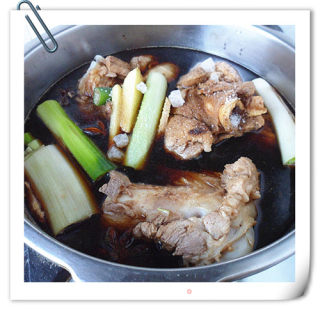 两吃大棒骨——酱大棒骨+小葱酱爆拆骨肉的做法步骤：6
