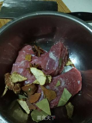 手撕牛肉的做法步骤：1