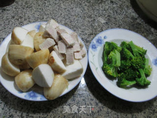 西兰花五花肉煮香芋的做法步骤：1