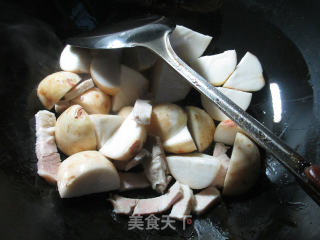 西兰花五花肉煮香芋的做法步骤：2