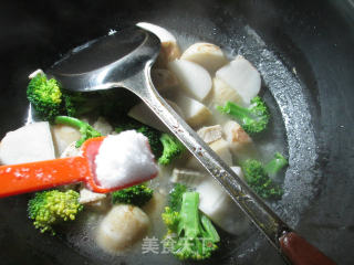 西兰花五花肉煮香芋的做法步骤：5