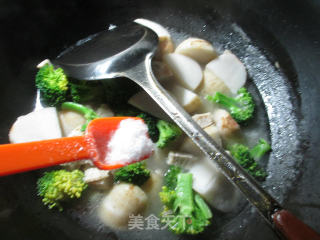 西兰花五花肉煮香芋的做法步骤：6