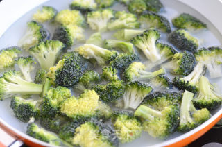 西兰花鲜虾焗饭的做法步骤：2