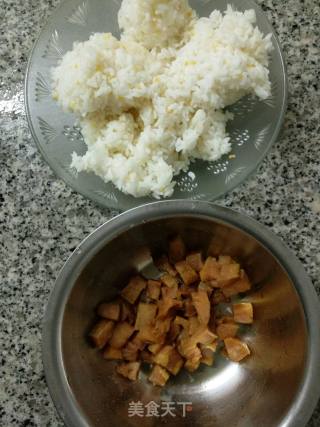 鱼叮黄瓜炒饭的做法步骤：1