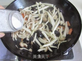 双菇木耳炒肉片的做法步骤：9