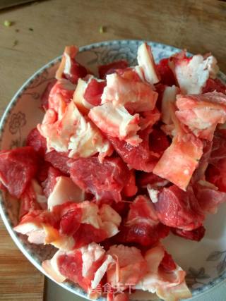 红烧炖牛肉的做法步骤：1