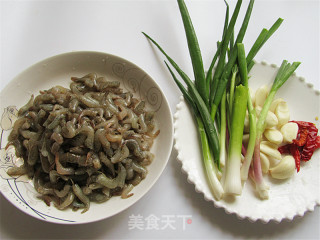 蒜香辣味虾的做法步骤：1