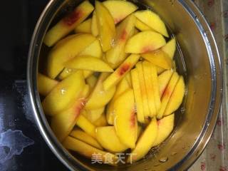 自制的黄桃罐头的做法步骤：3