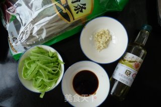 香蒜苦瓜拌粉条的做法步骤：1
