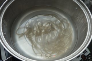 香蒜苦瓜拌粉条的做法步骤：2