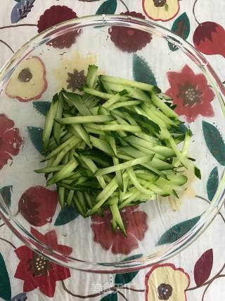 肉丝黄瓜炒大皮的做法步骤：1