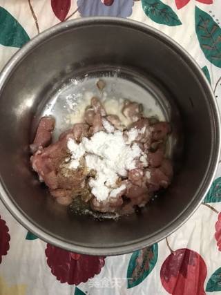 肉丝黄瓜炒大皮的做法步骤：2