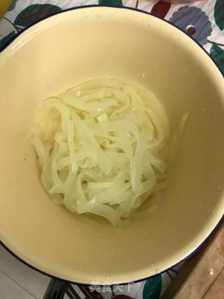 肉丝黄瓜炒大皮的做法步骤：3