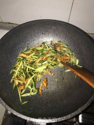 肉丝黄瓜炒大皮的做法步骤：8