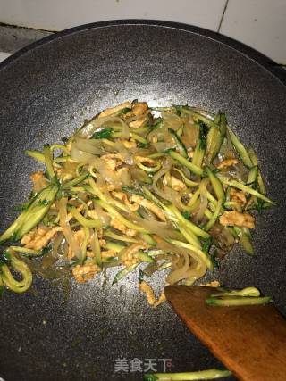 肉丝黄瓜炒大皮的做法步骤：9