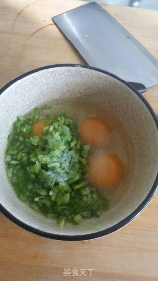 青椒鸡蛋饼的做法步骤：2