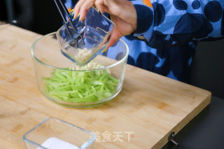 清爽快手菜：芹菜杏仁&英式红茶的做法步骤：2